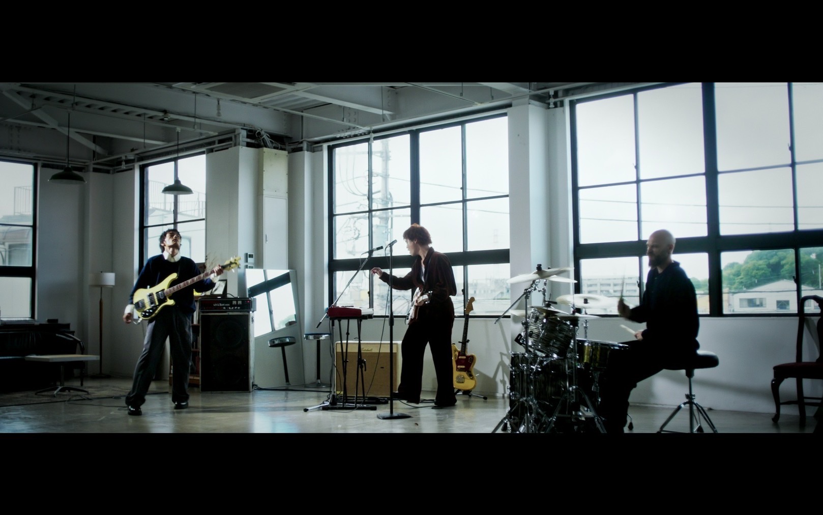 「Glass Door (English Version)」のパフォーマンス映像をプレミア公開！さらにEP『Glass Door』収録曲を含むスタジオライブ映像を公開！